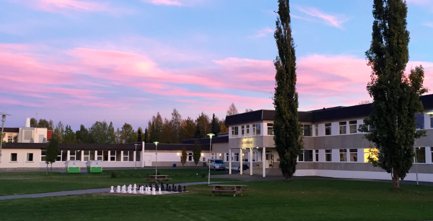 Grue barne- og ungdomsskole i solnedgang