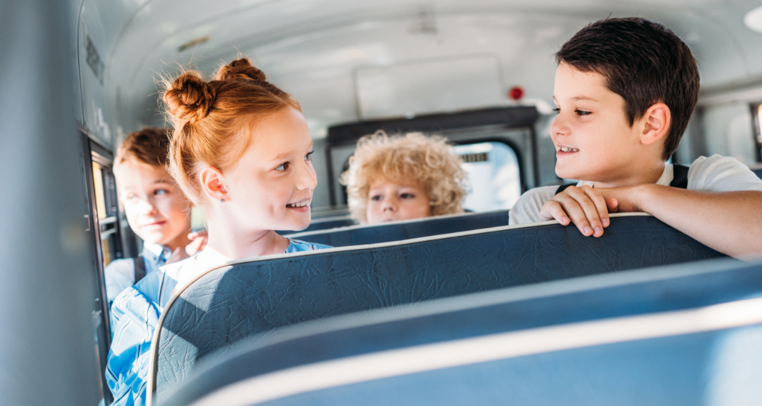 Barn på skolebussen