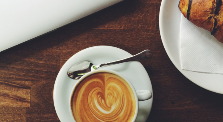 Kaffe og croissant på kafé