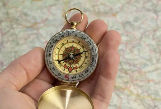 Bilde av en hånd med et kompass